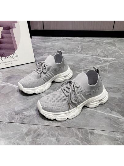 زوج من الأحذية الرياضية الكاجوال للنساء خفيفة الوزن مريحة باللون الأسود ، مناسبة للربيع والخريف وجميع المواسم ، مقاومة للانزلاق ، أحذية رياضية منخفضة مع ربطات ، تصميم جديد لعام 2024