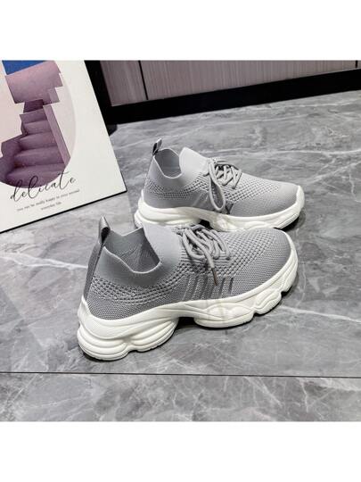 زوج من الأحذية الرياضية الكاجوال للنساء خفيفة الوزن مريحة باللون الأسود ، مناسبة للربيع والخريف وجميع المواسم ، مقاومة للانزلاق ، أحذية رياضية منخفضة مع ربطات ، تصميم جديد لعام 2024