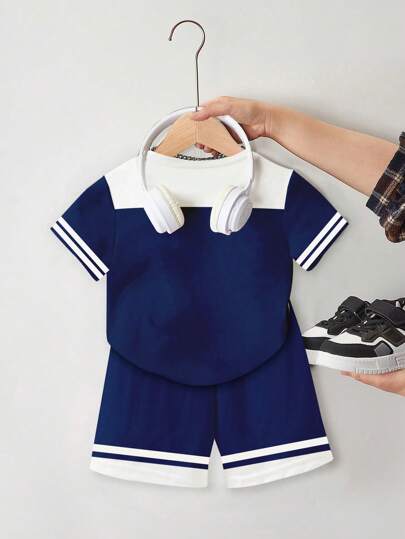 طقم ملابس رياضية (قميص برقبة طاقم وشورت أزرق) للأطفال الصغار، موديل بروكلين 23 مع رقعات، إطلالة صيفية، قطعتان