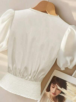 قميص أبيض بأكمام قصيرة أنيق للنساء مع تصميم على الظهر