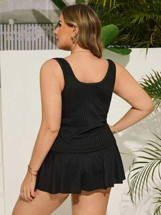 SHEIN Swim Curve بدلة سباحة من قطعتين، حجم كبير، ذات تنورة مخططة بالأسود، مصممة لتغطية وإنحفاف الجسم، مناسبة للشاطئ والإجازات