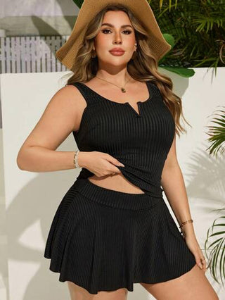 SHEIN Swim Curve بدلة سباحة من قطعتين، حجم كبير، ذات تنورة مخططة بالأسود، مصممة لتغطية وإنحفاف الجسم، مناسبة للشاطئ والإجازات