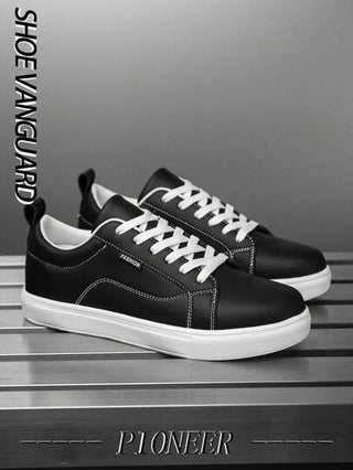 أحذية رياضية كاجوال للرجال بتصميم كلاسيكي عصري، لون أحادي مع طباعة حرفية، ذات ربطة خفيفة وكعب منخفض، مناسبة للأنشطة اليومية والرياضية بطابع بسيط، مناسبة لجميع المواسم