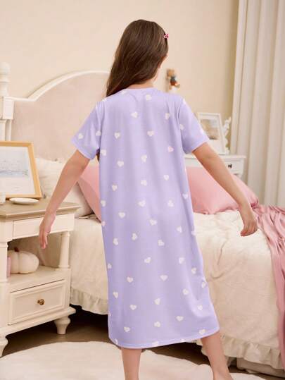 بيجاما ثوب نوم قصير بتصميم فضفاض وياقة مستديرة مطبوع عليه قلوب وسحب، مناسب للفتيات المراهقات