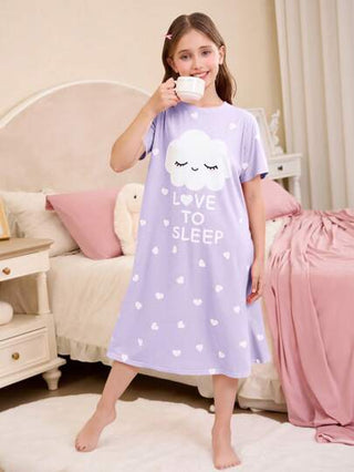 بيجاما ثوب نوم قصير بتصميم فضفاض وياقة مستديرة مطبوع عليه قلوب وسحب، مناسب للفتيات المراهقات