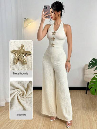 Modelyn مجموعة من البذلة الحريرية التي تتكون من الكامي بحمالات رفيعة والسروال الطويل الواسع مزودة بإبزيم معدني