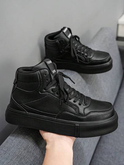 أحذية رياضية كاجوال أنيقة للرجال باللون الأسود ذات تصميم لاصق ولونين، خفيفة الوزن، سهلة الالبس، منصة مريحة، مزينة برباط وخطوط