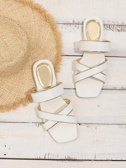 نعال نسائية ذات أصبع قدم مربع مسطحة ، تصميم بسيط ذو أشرطة متعددة للارتداء الخارجي، بأسلوب شاطئ المنتجع