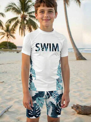 مايوه أولادي مجموعة ملابس السباحة المكونة من بلوزة بطباعة "SWIM" و شورت سباحة ذو طباعة أشجار جوز الهند، ملائمة للفتى البالغ بلوك كاجوال مينيمالست، مناسبة لفصل الصيف، الشاطئ، السباحة، وركوب الأمواج