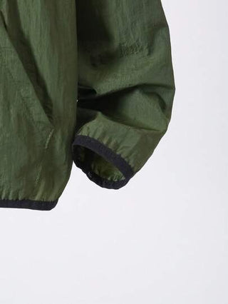 قطعة واحدة جاكيت خفيف للأولاد البالغين مع غطاء، بأكمام طويلة، باللون الأخضر مع تزيين حواف سوداء، مناسب للربيع/الصيف/الخريف