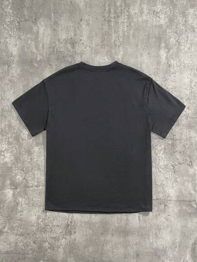 SHEIN قميص تيشرت آستين قصير لطلاب المراهقين بتصميم بخطوط ملونة متباينة بنمط سباق السيارات، لمظهر رياضي شبابي