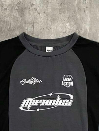 SHEIN قميص تيشرت آستين قصير لطلاب المراهقين بتصميم بخطوط ملونة متباينة بنمط سباق السيارات، لمظهر رياضي شبابي