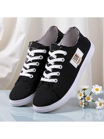 زوج أحذية كاجوال نسائية باللون الأسود/الأبيض/الأزرق، بتصميم أربطة، زخارف بأرقام وحروف على الجزء العلوي، مريحة ومتنوعة للارتداء اليومي