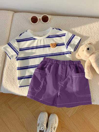 طقم من تي شيرت صيفي وشورت ذو خصر مطاطي مزين بنمط الخطوط لطفل ذكر ، 2 قطعة