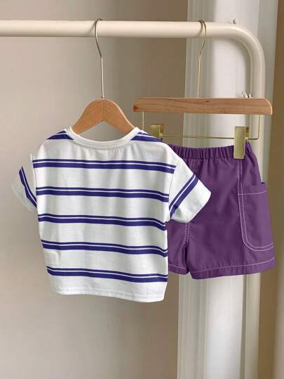 طقم من تي شيرت صيفي وشورت ذو خصر مطاطي مزين بنمط الخطوط لطفل ذكر ، 2 قطعة