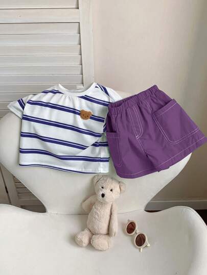 طقم من تي شيرت صيفي وشورت ذو خصر مطاطي مزين بنمط الخطوط لطفل ذكر ، 2 قطعة