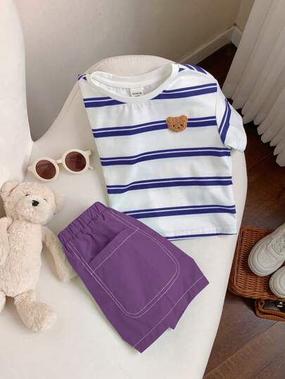 طقم من تي شيرت صيفي وشورت ذو خصر مطاطي مزين بنمط الخطوط لطفل ذكر ، 2 قطعة