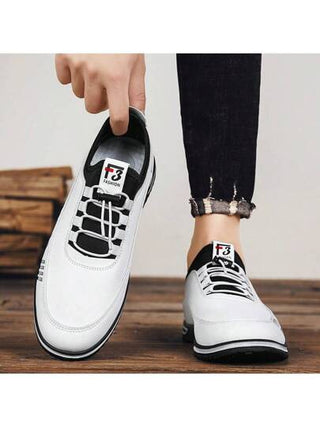 أحذية رياضية كاجوال رجالية، أحذية رياضية عصرية، مزودة برباط مطاطي قابل للتعديل ، من جلد PU مريح، مقاوم للماء والأوساخ، بطبعات حرفية ذات لون أحادي، أحذية لوفر سهلة الارتداء، أنيقة للأنشطة اليومية والخروجات والحفلات، أحذية بيضاء بسيطة للتنقل وقضاء الوقت مع