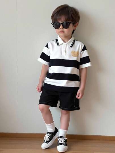 SHEIN مجموعة بولو مخططة مع طباعة الدبدوب الصغير الوسيم والشورت الأسود للأولاد، لارتداء اليومي بشكل مريح وعصري