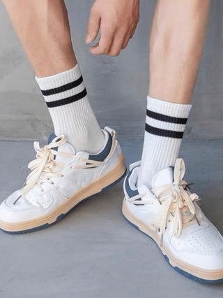 1 / 3 / 5 زوج من الجوارب الرياضية للكاحل عالية بنقشة الشريط المزدوج باللون الأبيض والرمادي والأسود للجنسين ، مناسبة للعودة إلى المدرسة والكرنفال وعيد الأضحى