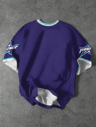 SHEIN تيشيرت كاجوال أنيق عصري للمراهقين ذو طباعة جرافيكية كلاسيكية، بالرقم 28، نص غوتيك باسم المدينة "شيكاغو"، خلفية طباعة بنسيج شبكي، أكمام قصيرة وياقة مستديرة، صيفي