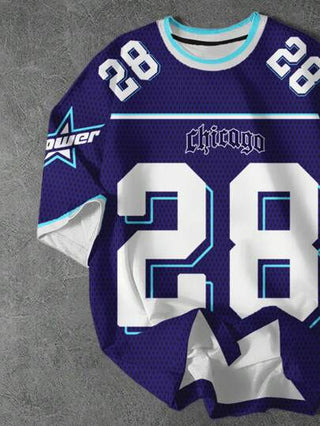 SHEIN تيشيرت كاجوال أنيق عصري للمراهقين ذو طباعة جرافيكية كلاسيكية، بالرقم 28، نص غوتيك باسم المدينة "شيكاغو"، خلفية طباعة بنسيج شبكي، أكمام قصيرة وياقة مستديرة، صيفي