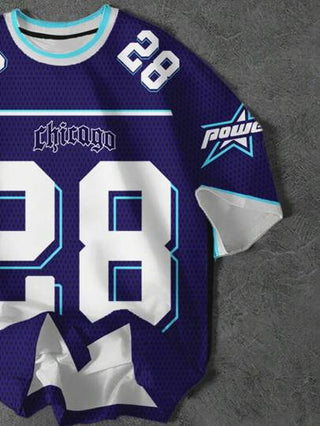 SHEIN تيشيرت كاجوال أنيق عصري للمراهقين ذو طباعة جرافيكية كلاسيكية، بالرقم 28، نص غوتيك باسم المدينة "شيكاغو"، خلفية طباعة بنسيج شبكي، أكمام قصيرة وياقة مستديرة، صيفي