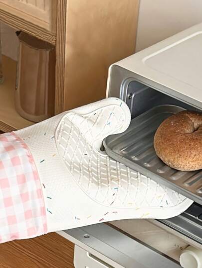 2 حزمة من قفازات الفرن السيليكون، مقاومة للحرارة وكمية مسمكة مانعة للحرق، تخزين سهل بالتعليق من الذيل، سيليكون مانع للانزلاق، عزل حراري ومقاومة، سهلة الإمساك من الفرن والميكروويف والبخار، لا تشوه وسهلة التنظيف