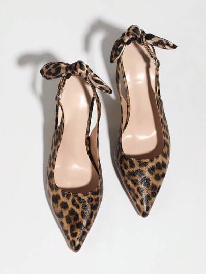 أحذية كعب عالي بتطبيع نمر وفيها زخارف فراشة بنقاط أحذية للنساء