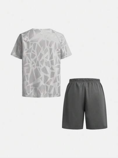 SHEIN 2 قطعة طقم بنطلون شورت وقميص قصير الأكمام للأولاد الصغار الصبية، بطباعة الرسومات على نسيج رياضي، بياقة دائرية، مناسب للتنقل والمدرسة والارتداء اليومي العادي، كذلك للرياضة والجري والكرة والنشاطات الخارجية في الربيع والصيف