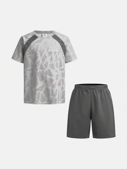 SHEIN 2 قطعة طقم بنطلون شورت وقميص قصير الأكمام للأولاد الصغار الصبية، بطباعة الرسومات على نسيج رياضي، بياقة دائرية، مناسب للتنقل والمدرسة والارتداء اليومي العادي، كذلك للرياضة والجري والكرة والنشاطات الخارجية في الربيع والصيف