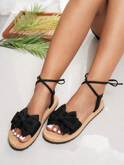 نعال شبشب أنثوي بتصميم ربطة عقدة سوداء، رأس دائري، ذات حزام واحد مربوط، وبتصميم مسطح للصيف وعطلات الشاطئ والطالبات والكاجوال، مجموعة 2025 الجديدة