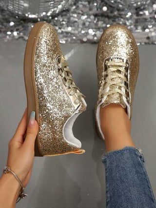 أحذية رياضية كاجوال وموضة للنساء، أحذية رياضة كاجوال عتيقة، لها نعل مسطح، لون أبيض، أحذية بمنصة، لامعة باللون الذهبي،ذات نعل مطاطي،مريحة وعصرية الطراز