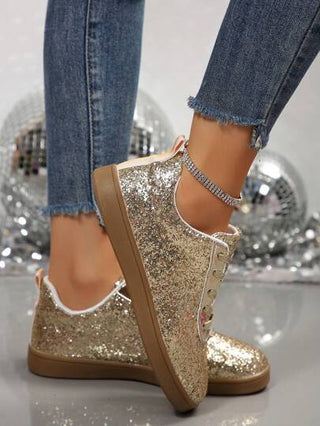 أحذية رياضية كاجوال وموضة للنساء، أحذية رياضة كاجوال عتيقة، لها نعل مسطح، لون أبيض، أحذية بمنصة، لامعة باللون الذهبي،ذات نعل مطاطي،مريحة وعصرية الطراز