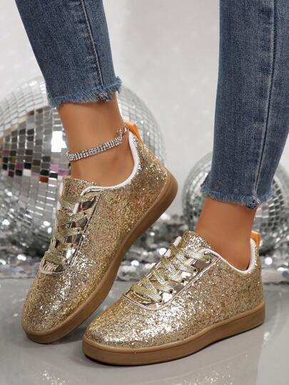 أحذية رياضية كاجوال وموضة للنساء، أحذية رياضة كاجوال عتيقة، لها نعل مسطح، لون أبيض، أحذية بمنصة، لامعة باللون الذهبي،ذات نعل مطاطي،مريحة وعصرية الطراز