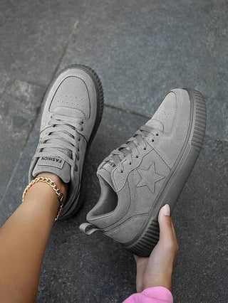 أحذية رياضية رمادية بسيطة للنساء مع ربطة, متعددة الاستخدامات, خفيفة الوزن مريحة للاستخدام السكني والخارجي, أحذية رياضية مسطحة لأزواج الكلية