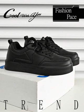 أحذية رياضية كاجوال عصرية منخفضة القمة للرجال بطبعة حرف مريحة، ذات لمسات بلون أسود، أحذية منصة متعددة الاستخدامات وامتصاص للصدمات، مناسبة لزوجين