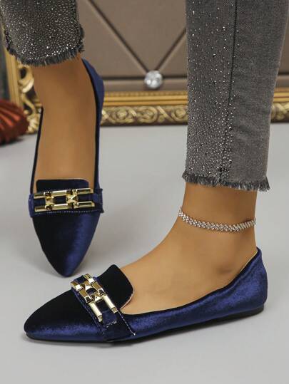 أحذية نسائية مقاس كبير 35-45 ذات رؤوس مدببة وأسطح مسطحة، حذاء خفيف جديد للخريف للاستخدام الخارجي أو اليومي، مزين بسلسلة معدنية، من الكحل المخملي والكعب الناعم للعمل والقيادة