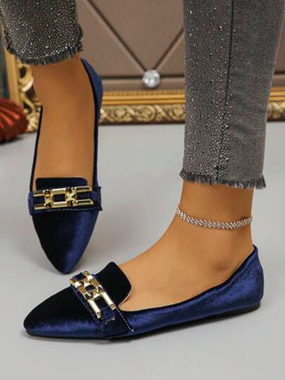 أحذية نسائية مقاس كبير 35-45 ذات رؤوس مدببة وأسطح مسطحة، حذاء خفيف جديد للخريف للاستخدام الخارجي أو اليومي، مزين بسلسلة معدنية، من الكحل المخملي والكعب الناعم للعمل والقيادة