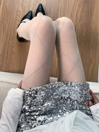 زوج من جوارب المرأة ذات التصميم المتقاطع الماسي المزركش بخيوط فضية ، ابيض لبني خالص ، نموذج شبكي مرصع بالألماس والمصقول