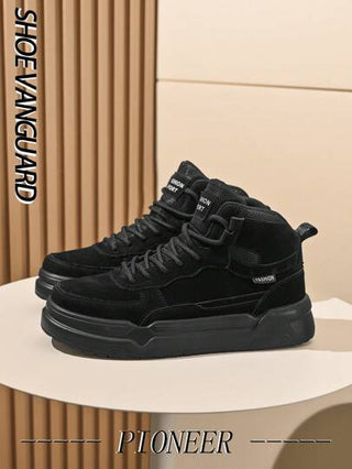 أحذية رياضية كاجوال أنيقة للرجال مزينة بالحرف اللامع باللون الأسود وبتصميم كلاسيكي عالى، براقع عالى، مناسبة للأنشطة اليومية والعروض الخارجية، قاعدة مسطحة مريحة للأزواج خلال كافة المواسم