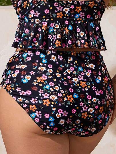 SHEIN Swim Curve بلوزة سباحة بنقشة زهور صغيرة مكشكشة من الجانب ذات مقاس كبير، بذلة سباحة للعطلات والشاطئ