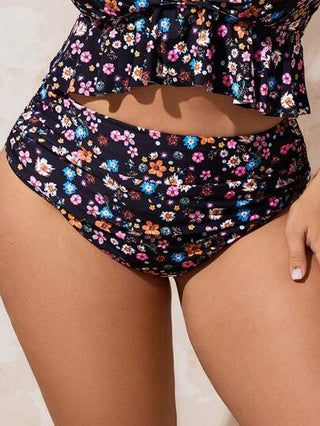 SHEIN Swim Curve بلوزة سباحة بنقشة زهور صغيرة مكشكشة من الجانب ذات مقاس كبير، بذلة سباحة للعطلات والشاطئ