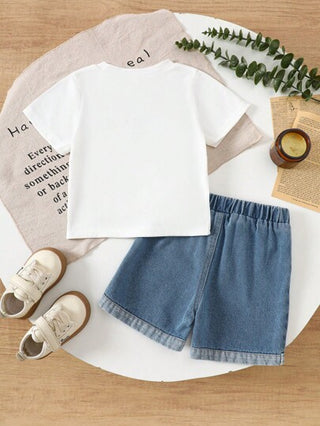 SHEIN زوجين/مجموعة بدلة أطفال صبي مريحة بسيطة الطراز، ملابس علوية كاجوال أبيض أكمام قصيرة وسروال جينز قصير مناسب للارتداء اليومي، الخارجي، الرياضة، اللعب، الحفلات، التصوير الفوتوجرافي، العطلات والمناسبات في الربيع والصيف