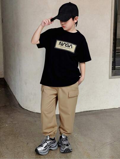 طقم قميص أسود قصير الأكمام مطبوع للأولاد ، وبنطلون سروال عادي بيج ، ربيع / صيف