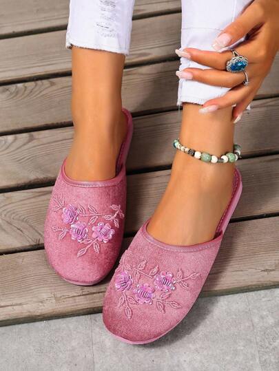 أحذية منزلية مزينة باللؤلؤ ذات استخدام داخلي/خارجي مصنوعة من قماش الشبكة، موضة جديدة 2024