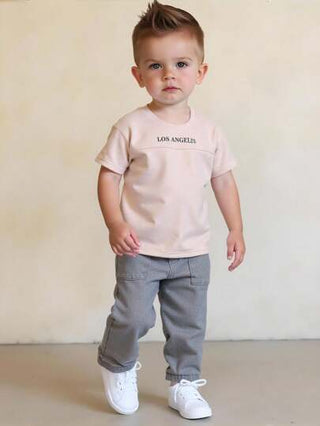 SHEIN مجموعة بمقاس 2 قطعة من ملابس علوية مطبوعة وبنطال جينز حريرية مريحة متنوعة الاستخدامات للأولاد الصغار