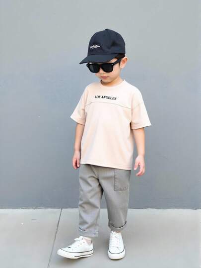 SHEIN مجموعة بمقاس 2 قطعة من ملابس علوية مطبوعة وبنطال جينز حريرية مريحة متنوعة الاستخدامات للأولاد الصغار