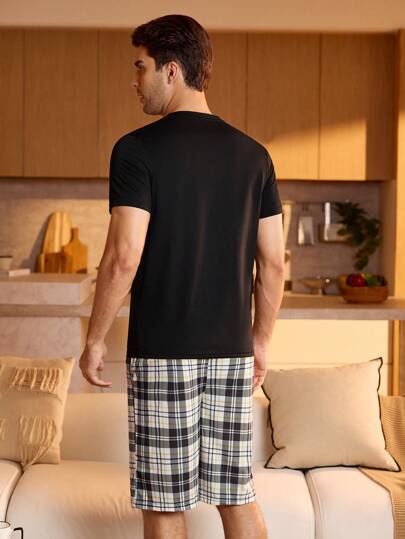 Manfinity Underwear&Sleepwear Basics طقم بيت رجالي مكون من 2 قطعة، ملابس علوية كم قصير بخطوط مربعة وشورت بنفس الخطوط