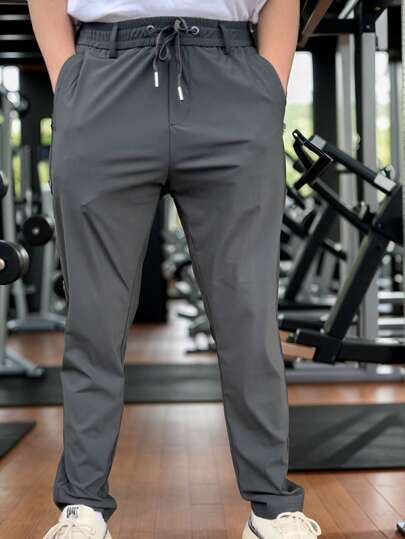 زوج من البناطيل الرجالية الرمادية ذات الخصر المطاطي، مناسبة للرياضة في الهواء الطلق، رحلات العطلات، الجولف، ارتداء اليومي للعمل